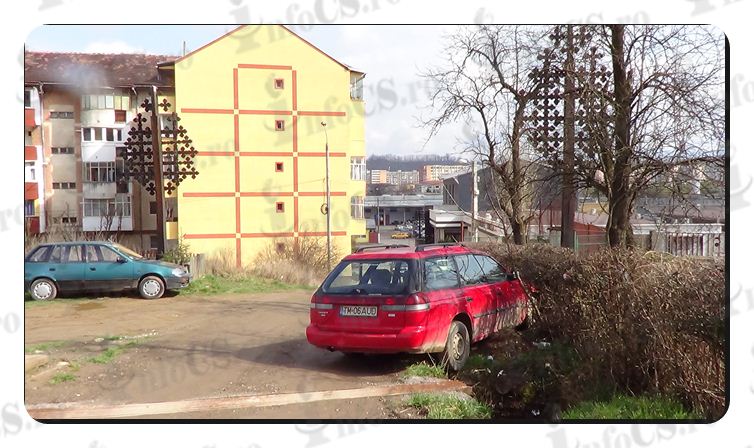 EXCLUSIV VIDEO FOTO Mașină abandonată în gard pe Strada  Mănăstirii – Cunoaște cineva mașina aceasta?