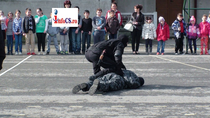 VIDEO Să ştii mai multe, să fii mai bun! cu polițiști și mascați la Caransebeș