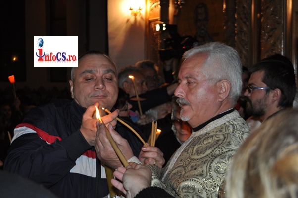 VIDEO Lumina sfântă a Învierii, adusă în oraș de primarul Mihai Stepanescu