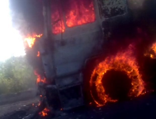 Un camion de 7,5 tone s-a transformat într-un morman de fiare arse- foc pe Dealul Cirengăului pe E70