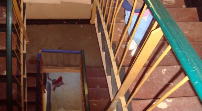 EXCLUSIV VIDEO Accident sau suicid – un bărbat de 58 de ani s-a zdrobit de ciment în scara în care locuia mama sa