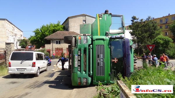 VIDEO FOTO Camion cu tone de fier vechi răsturnat în oraș