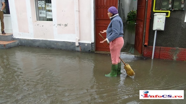 VIDEO Ploaie torențială cu străzi inundate luni la Resita