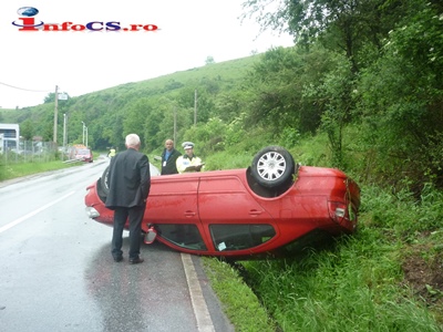 VIDEO FOTO Accident spectaculos din cauza vitezei și a ploii între Reșița și Moniom pe DN58A