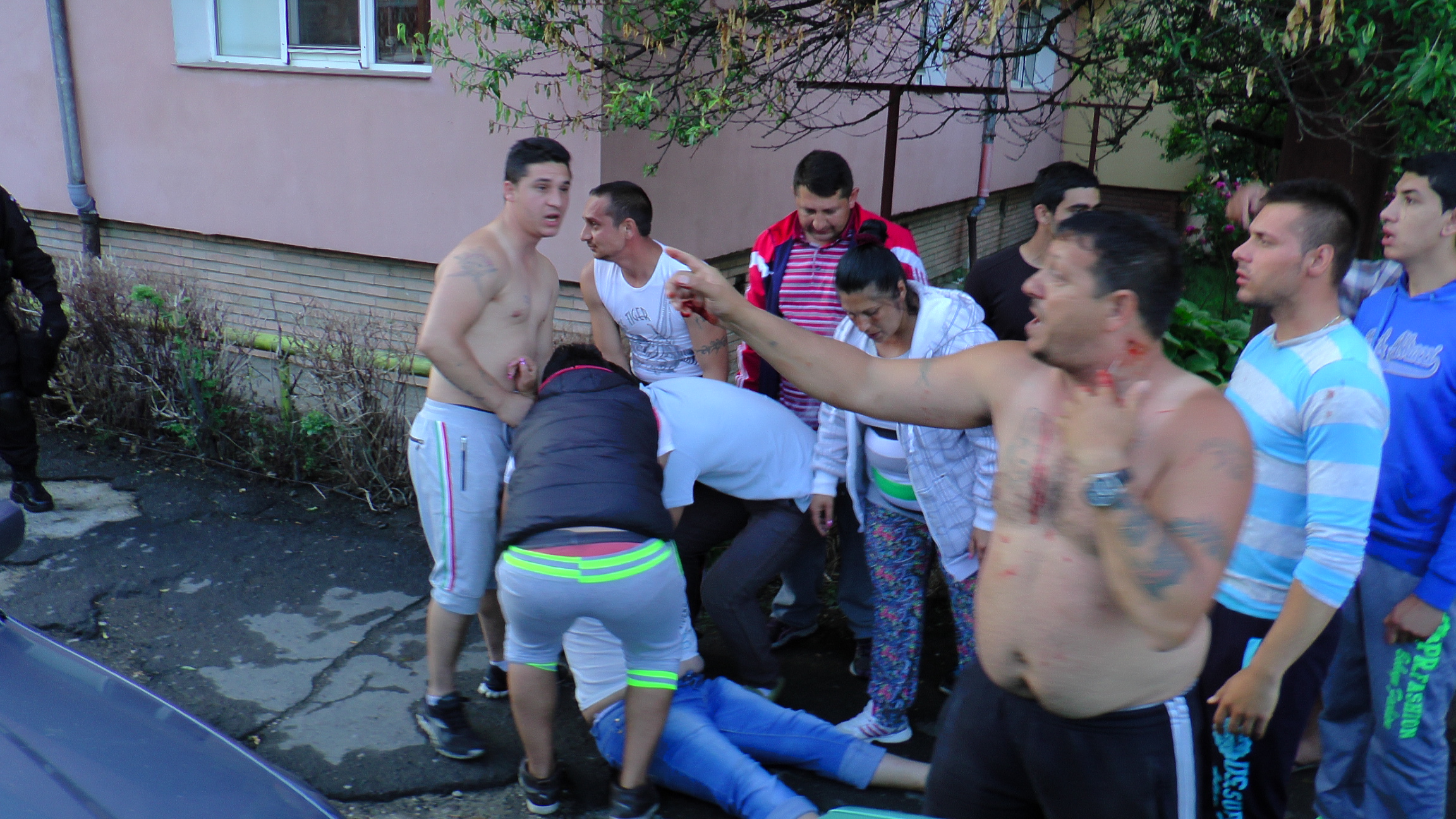 EXCLUSIV VIDEO Sediul Poliției Reșițene luat cu asalt de familiile de rromi în puterea nopții