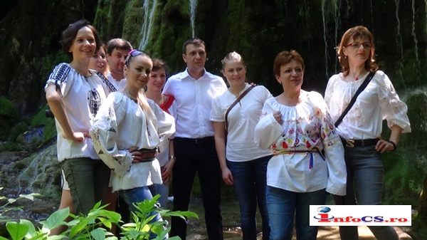 VIDEO FOTO Presa cărășană promovează ia românească și frumusețile județului, azi Cascada Bigăr