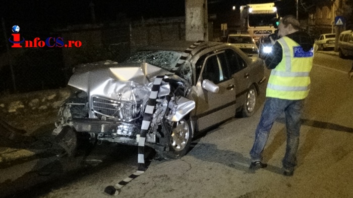 EXCLUSIV VIDEO FOTO Grav accident de circulație astă noapte la intrarea în Reșița – doi bărbați în stare gravă au fost trimiși la Timișoara