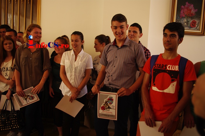 VIDEO FOTO Tinerii majori ai Reşiţei au primit astăzi diplome chiar din mâna primarului Stepanescu, primarul și-a felicitat juniorul major