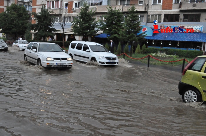VIDEO FOTO Ploaie torentiala cu străzi inundate la Resita, Bozovici, Anina, Moldova Nouă și Caransebeş