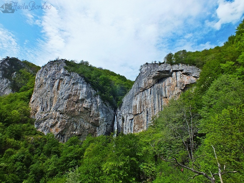 VIDEO FOTO Știați de Vânturătoarea? Cea mai spectaculoasă cascadă din România se află la Herculane