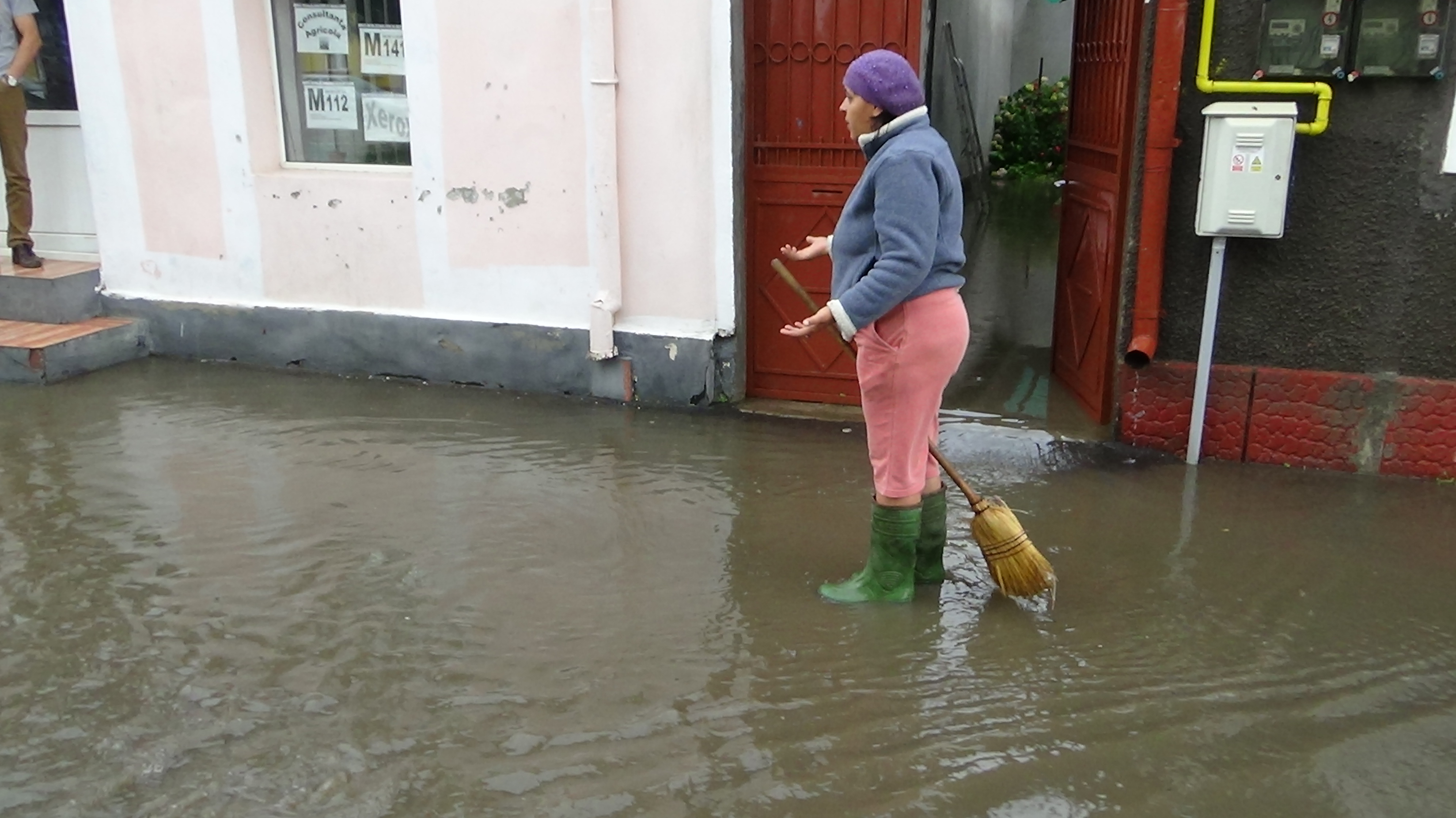 VIDEO Străzile din Resita sub apă fiindcă nu a mai făcut față canalizarea