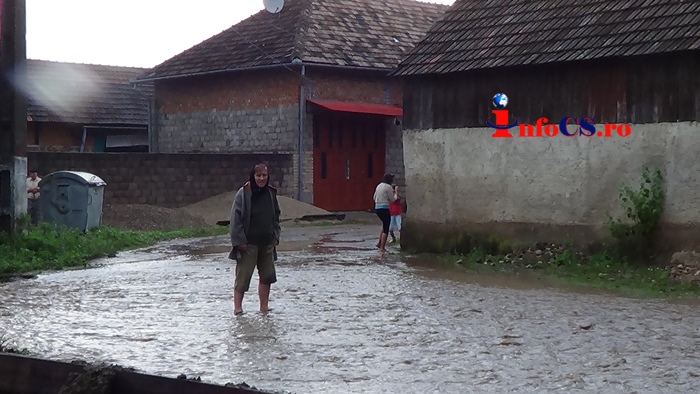 VIDEO FOTO Inundaţii și ploaie la Goruia și peste Caraș Severin