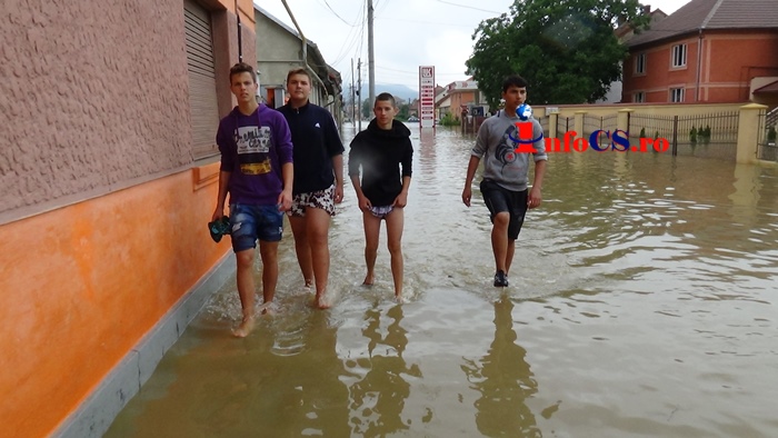VIDEO FOTO Ploaie torenţială în munți, dar cu efect devastator în Municipiul Caransebeş, un sfert de oraș inundat