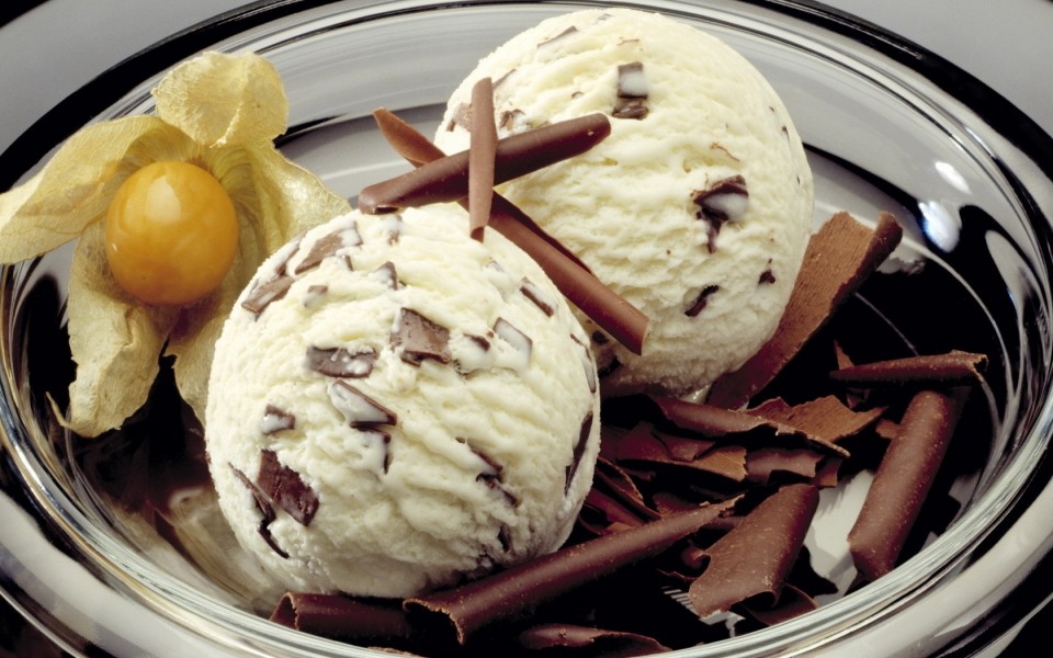 VIDEO Înghețată din vanilie, sau cacao, sau din ce vreți voi