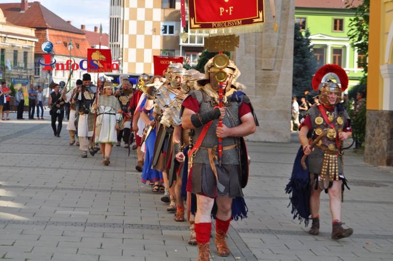 EXCLUSIV VIDEO Serbarile Cetatii Caransebes cu parada, domnite si cavaleri