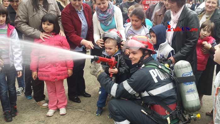 Vizită neașteptată la Centrul Primăvara, pompierii au devenit prietenii copiilor