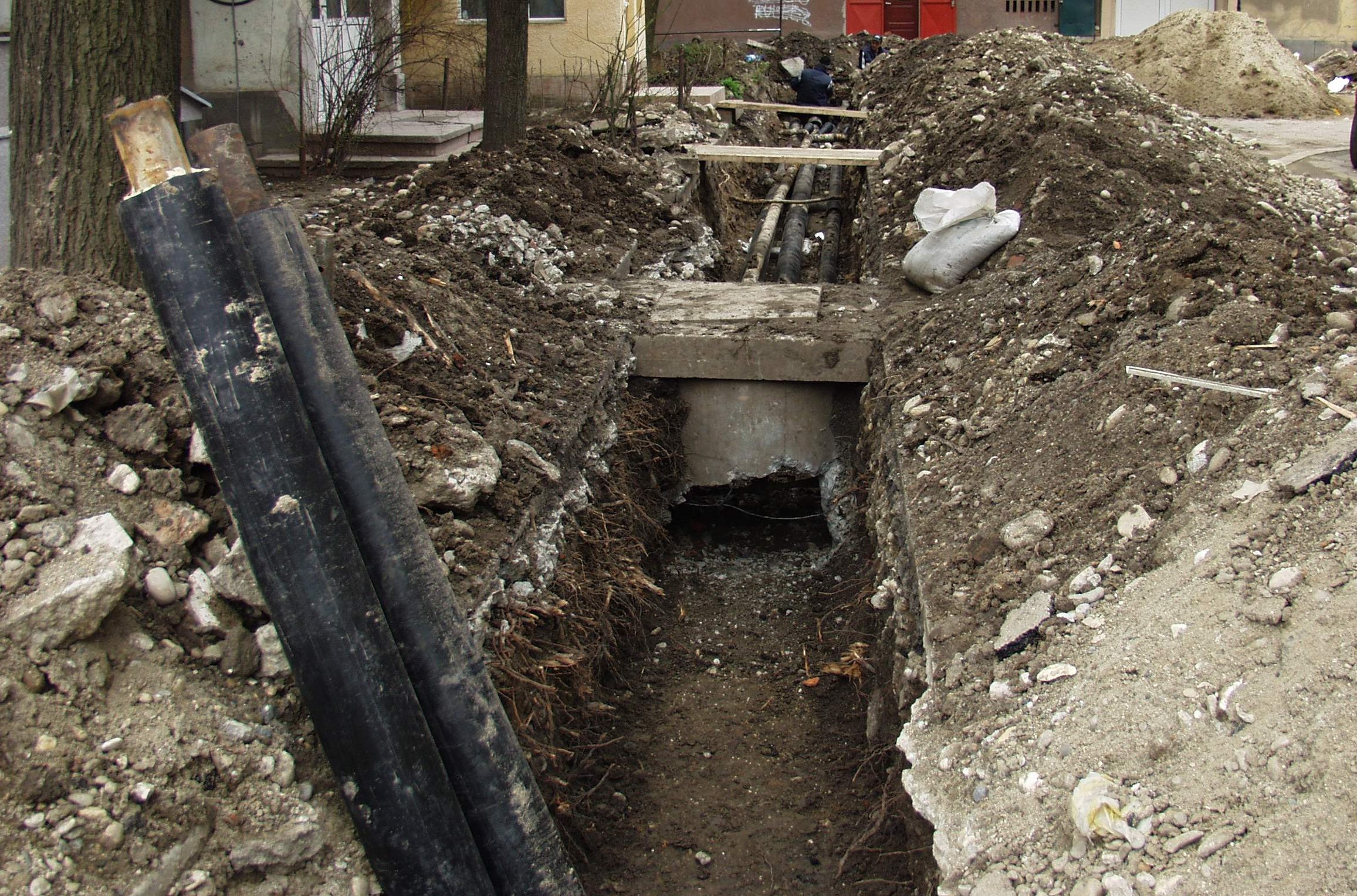 VIDEO La Oravita – Fără apă la robinete şi cu drumul blocat