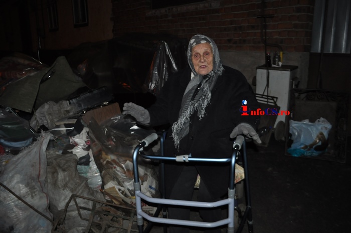 UPDATE DREPT LA REPLICA VIDEO Batrana de 83 de ani, scoasă în frig sub cerul liber din propria casa, la Bocsa