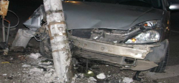 Fără permis și fără experiență, s-a oprit în stâlp – Accident cu 4 victime la Cozla