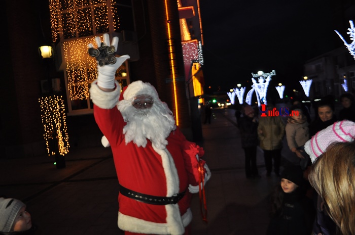 VIDEO Primarul Resitei a pornit iluminatul festiv si a dat startul sărbătorilor de iarnă