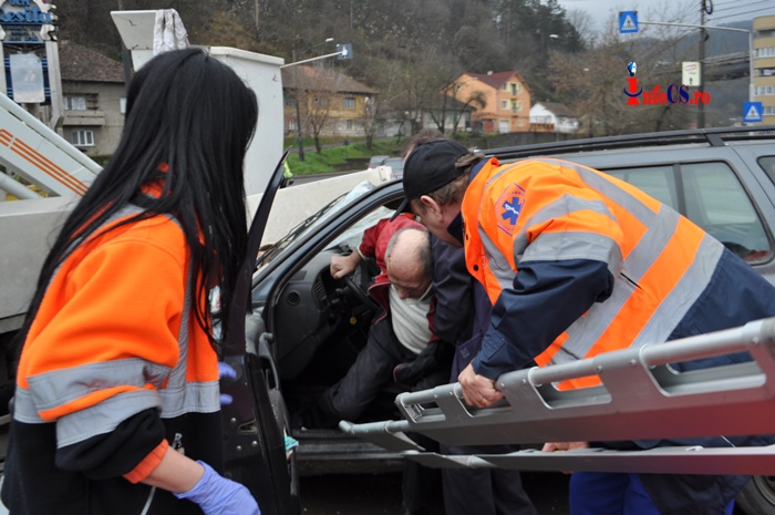 UPDATE VIDEO Accident cu șofer beat și mașini distruse pe pasaj la Nera