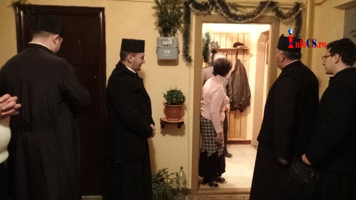 Colinda cu preoți și copii și cu tradiție dusă din ușă în ușă VIDEO