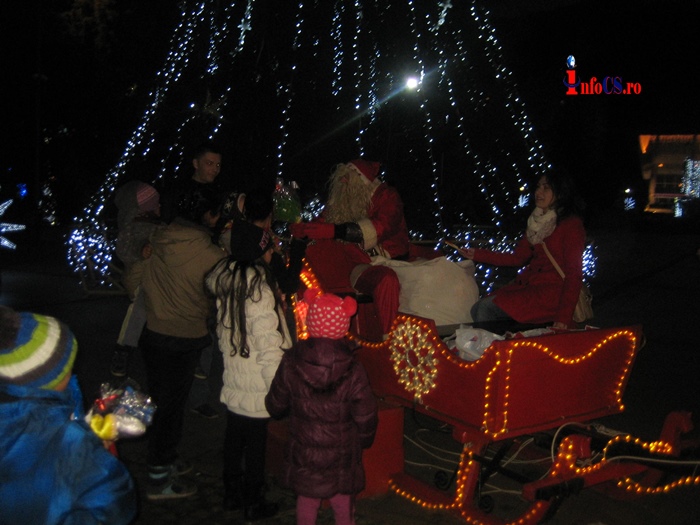 Moș Crăciun  ajutat de organizația TSD Reșița, a împărțit daruri în seara de Ajun în Centrul Civic