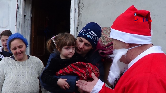 VIDEO Moș Crăciun a ajuns la copiii cuminți și săraci din Reșița – De Crăciun, poți fi și tu mai bun, află cum