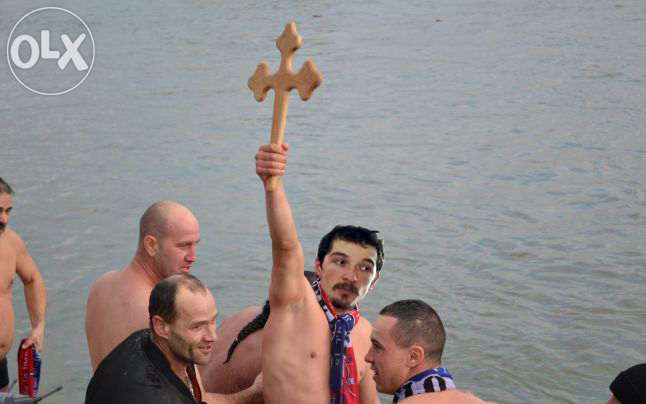 Vand cruce scoasa din apa de Boboteaza