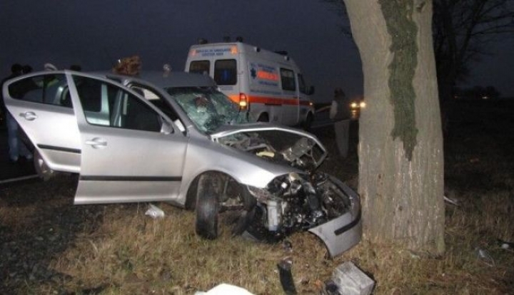 Din cauza oboselii, a intrat cu mașina în pom – Accident pe DN 58