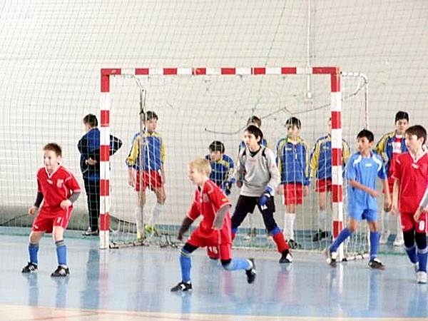 Bocsa sparge gheata, campionat de fotbal pentru fete și băieți