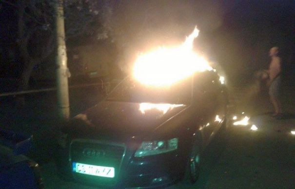 VIDEO Mașina incendiată în parcare – un AUDI a fost stins de pompierii militari
