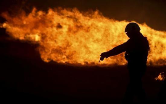 VIDEO Incendiu pe sute de hectare la Lupac, flăcările amenință satul