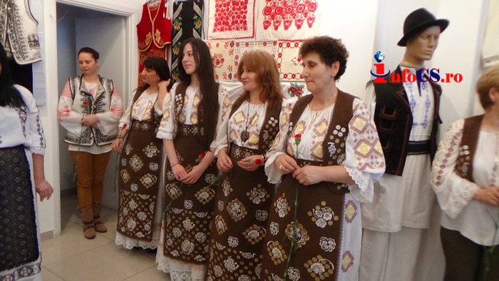 VIDEO Expozitie unică de costume populare în Banatul Montan Made by Liliana Ionașcu