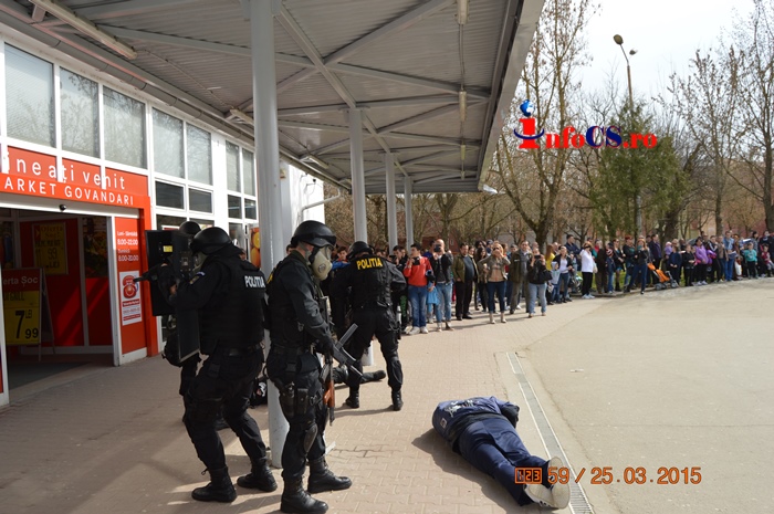 VIDEO Atac terorist cu luare de ostatici la Reșița, poliția a intervenit în forță