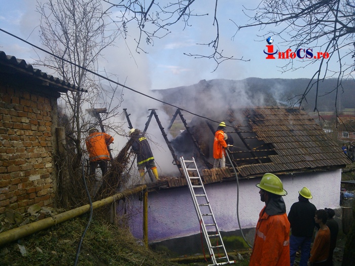 Foc la Bocșa, acoperișul unei case în care locuiau 14 persoane, a luat foc