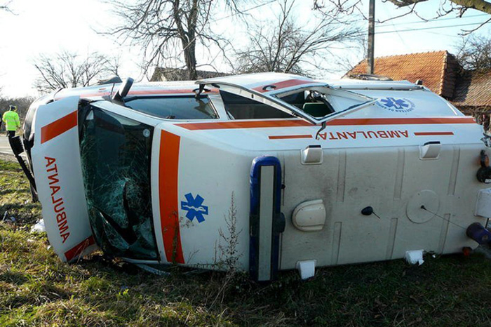 Accident cu 3 răniți și ambulanță răsturnată la Caransebeș
