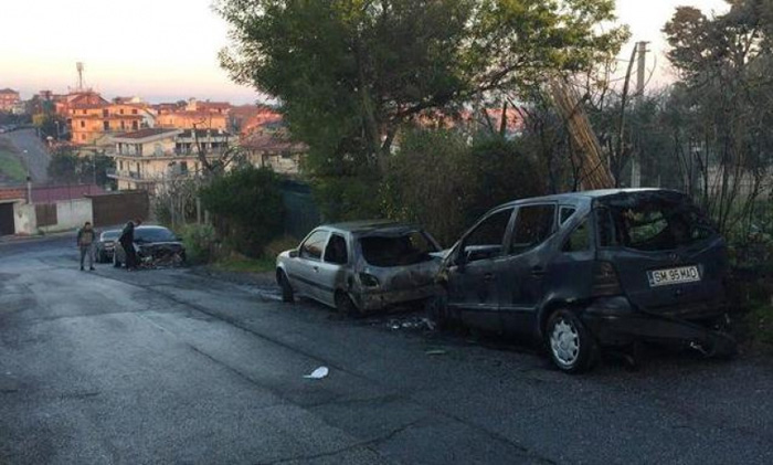 Un nou atac rasist la Roma! Mașini ale românilor, incendiate