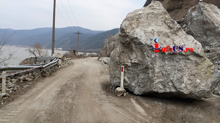 VIDEO Drum închis, Clisura Dunării blocată, bolovani pe DN 57 la Berzasca