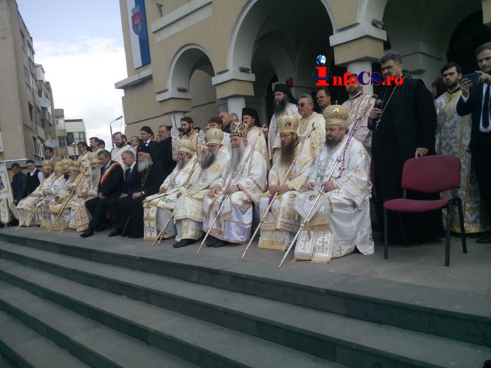 VIDEO Sute de credincioși la Catedrala din Caransebeș – ceremonie religioasă cu mai mulți arhierei ai BOR