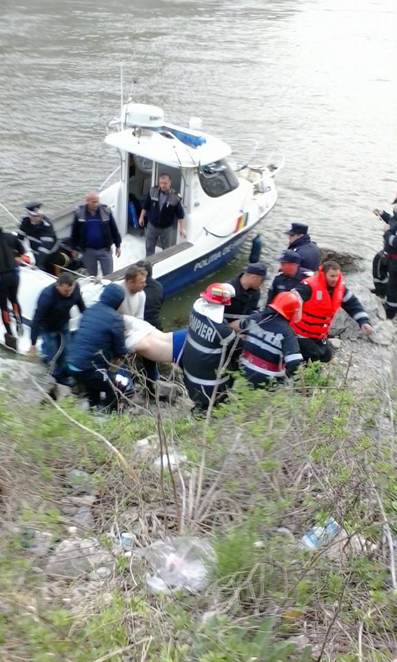 Tragedie la Dunăre, un tânăr de 18 ani a plonjat cu mașina în apă și s-a înecat