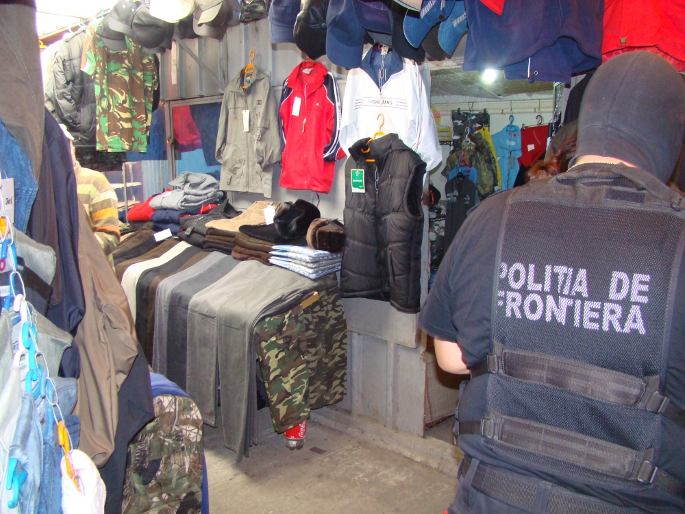 Alcool şi articole de îmbrăcăminte confiscate de  poliţiştii de frontieră