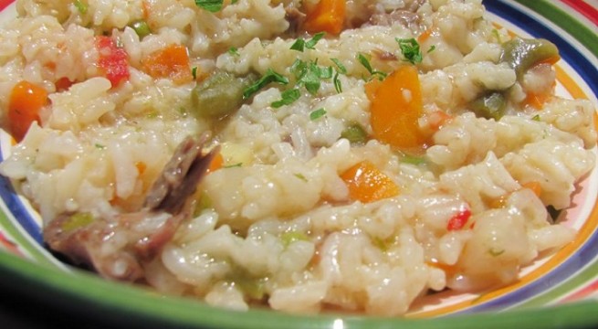 VIDEO Pilaf de orez cu carne de porc și muraturi sau salată verde