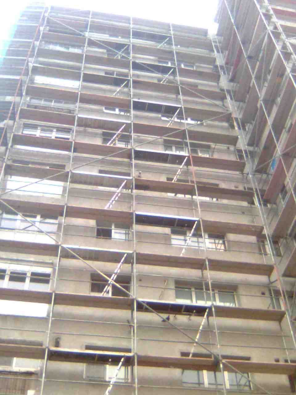 VIDEO Accident de muncă la Reșița – Muncitor căzut de pe scehele de la etajul 5