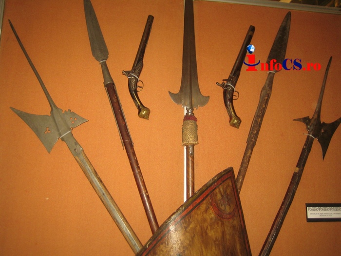 Expoziție inedită la Muzeul Banatului Montan din Reșița – Arme, armuri și piese militare medievale
