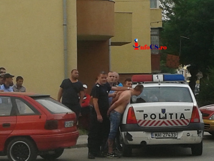 Jandarm agresat la Reșița, în scara blocului, de doi tineri