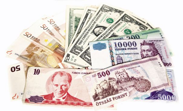 Dolarul a crescut cu 7 bani, monedele din jurul României – se mișcă și ele