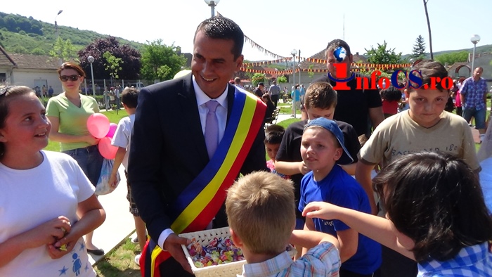 VIDEO Copiii din Bocșa Montană au cel mai nou parc de joacă din România