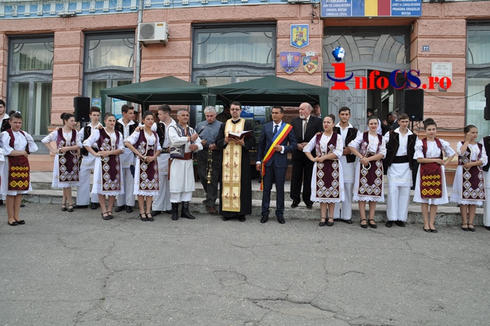 VIDEO Ruga de Rusalii de la Bocșa Montană – tinerii au lăsat blugii pentru tradiție