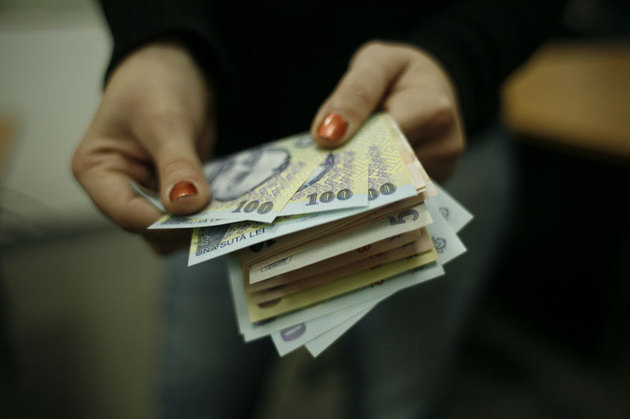 Dascălii cărășeni nemulțumiți că nu și-au primit banii restanți pentru 2015